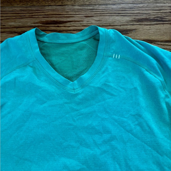 Lululemon Men’s Metal Tech V-Neck Short Sleeve Shirt - Medium - Picture 2 of 9